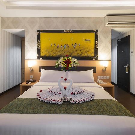 Grand Puri Saron Hotel Malioboro Джокьякарта Экстерьер фото