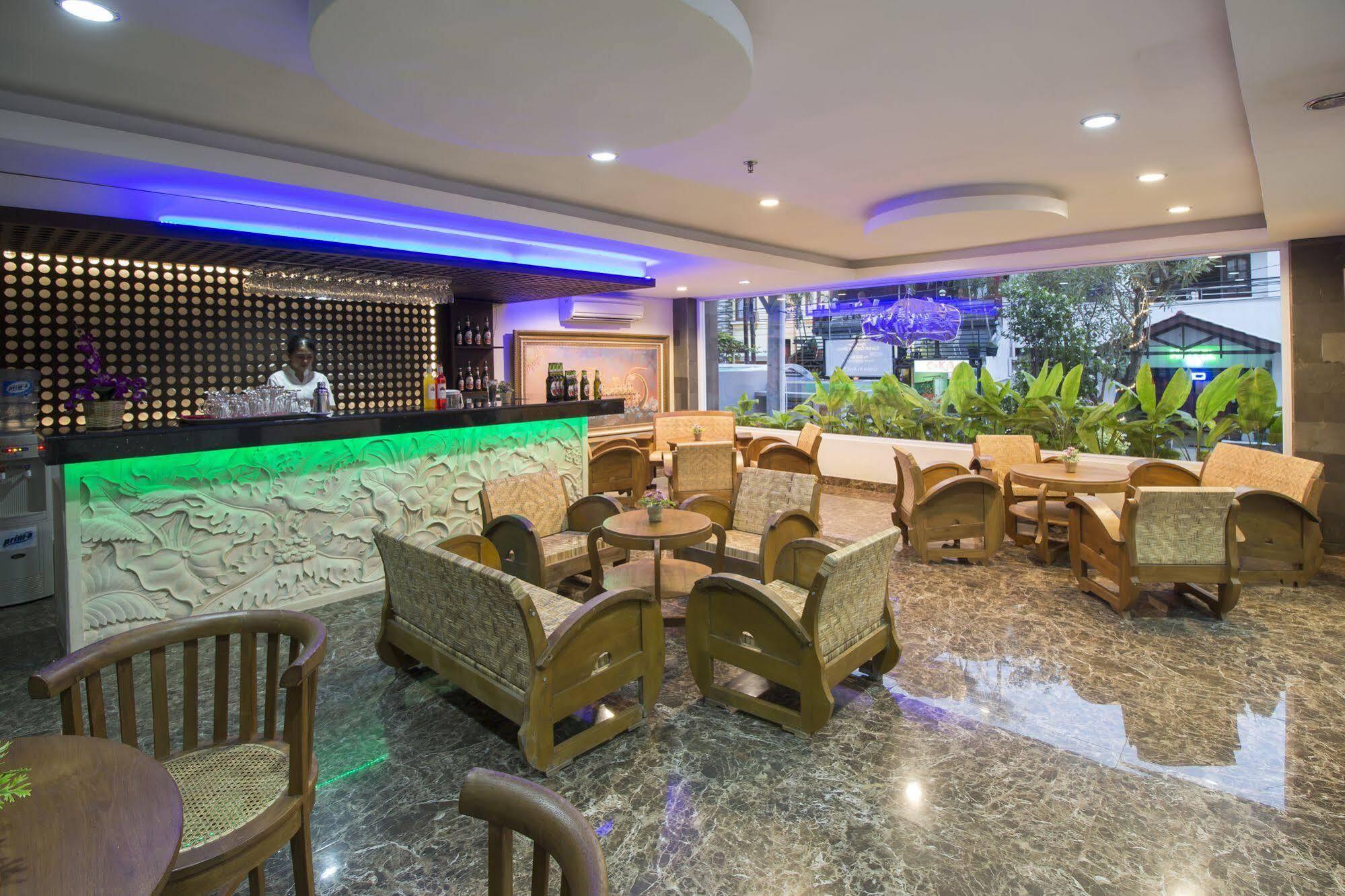 Grand Puri Saron Hotel Malioboro Джокьякарта Экстерьер фото