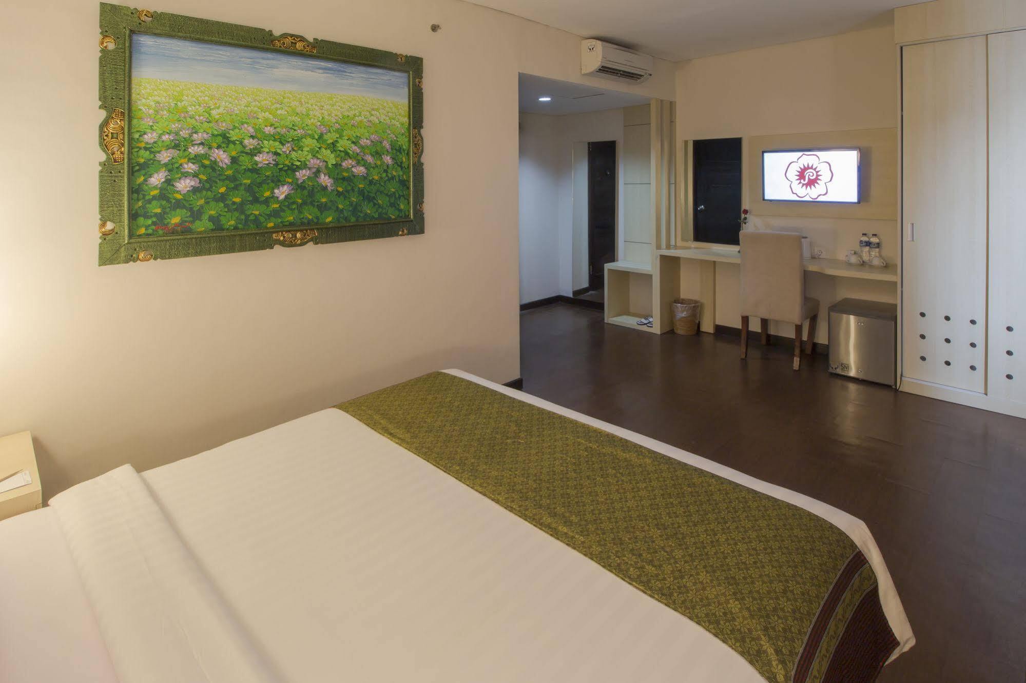 Grand Puri Saron Hotel Malioboro Джокьякарта Экстерьер фото