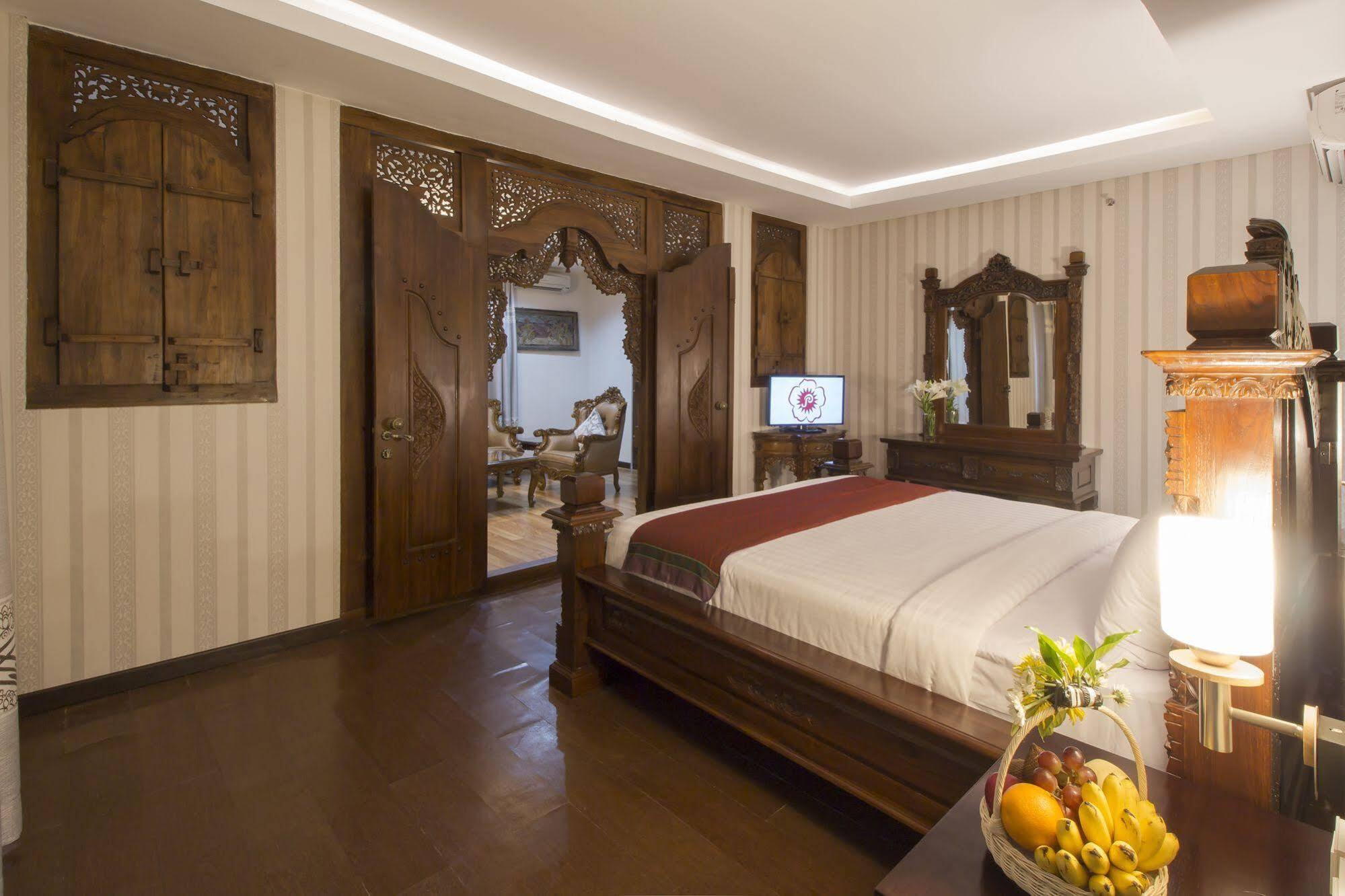 Grand Puri Saron Hotel Malioboro Джокьякарта Экстерьер фото