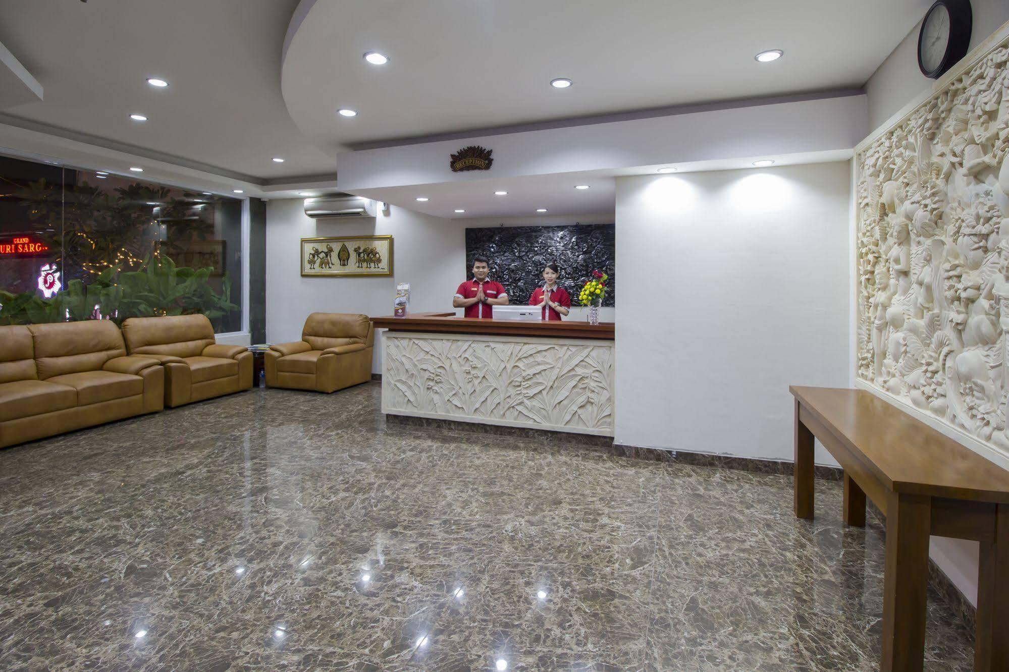 Grand Puri Saron Hotel Malioboro Джокьякарта Экстерьер фото