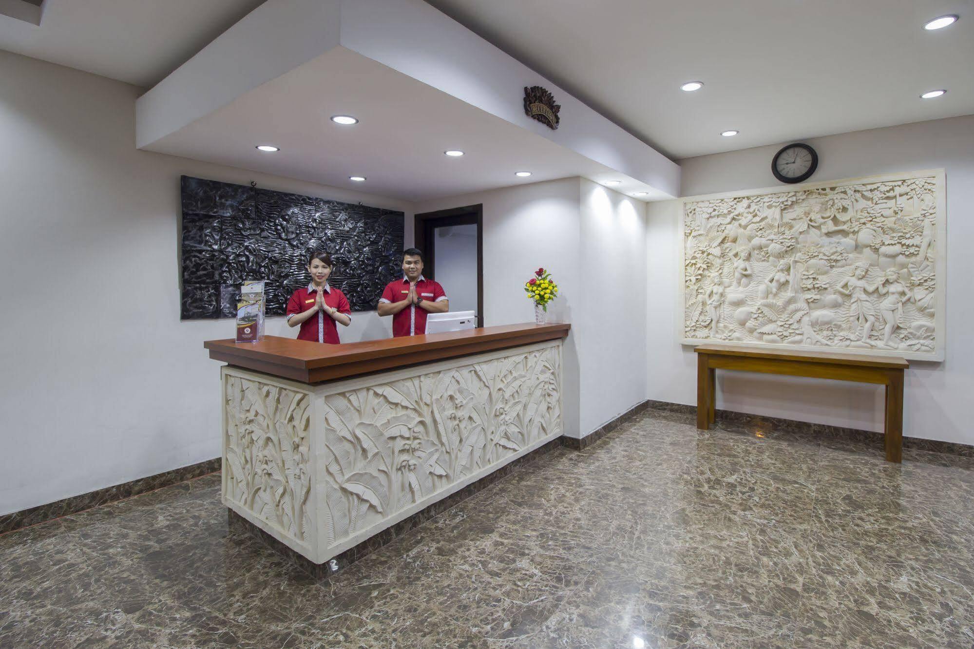 Grand Puri Saron Hotel Malioboro Джокьякарта Экстерьер фото