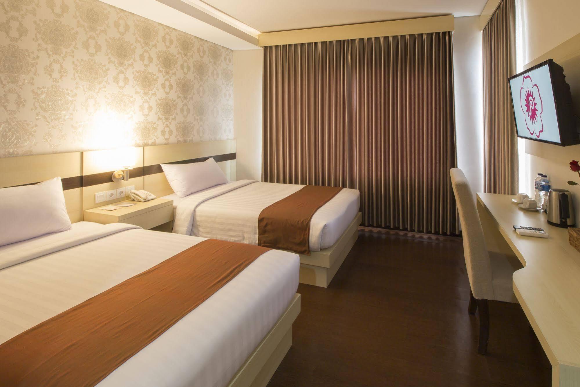 Grand Puri Saron Hotel Malioboro Джокьякарта Экстерьер фото