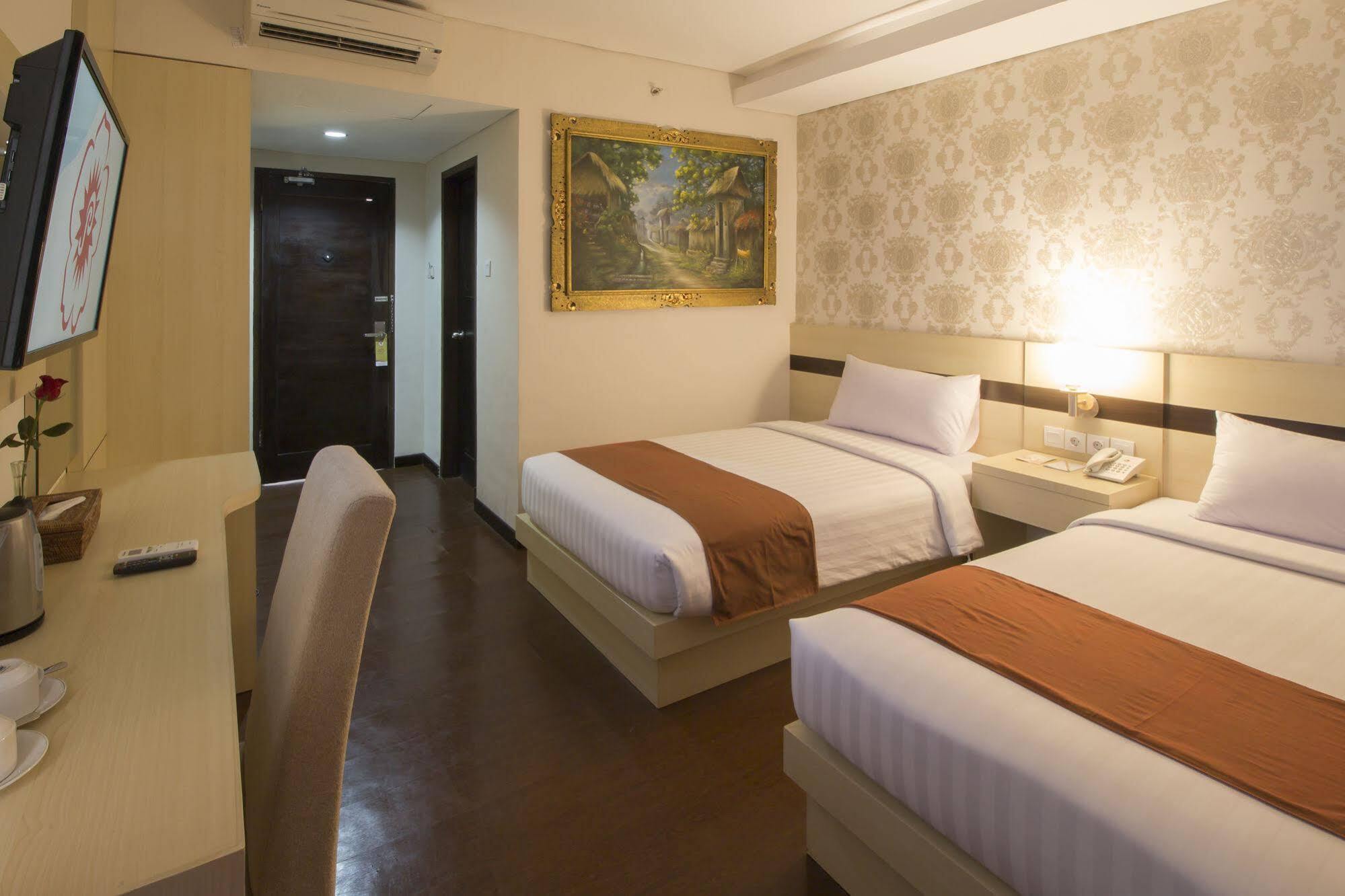 Grand Puri Saron Hotel Malioboro Джокьякарта Экстерьер фото