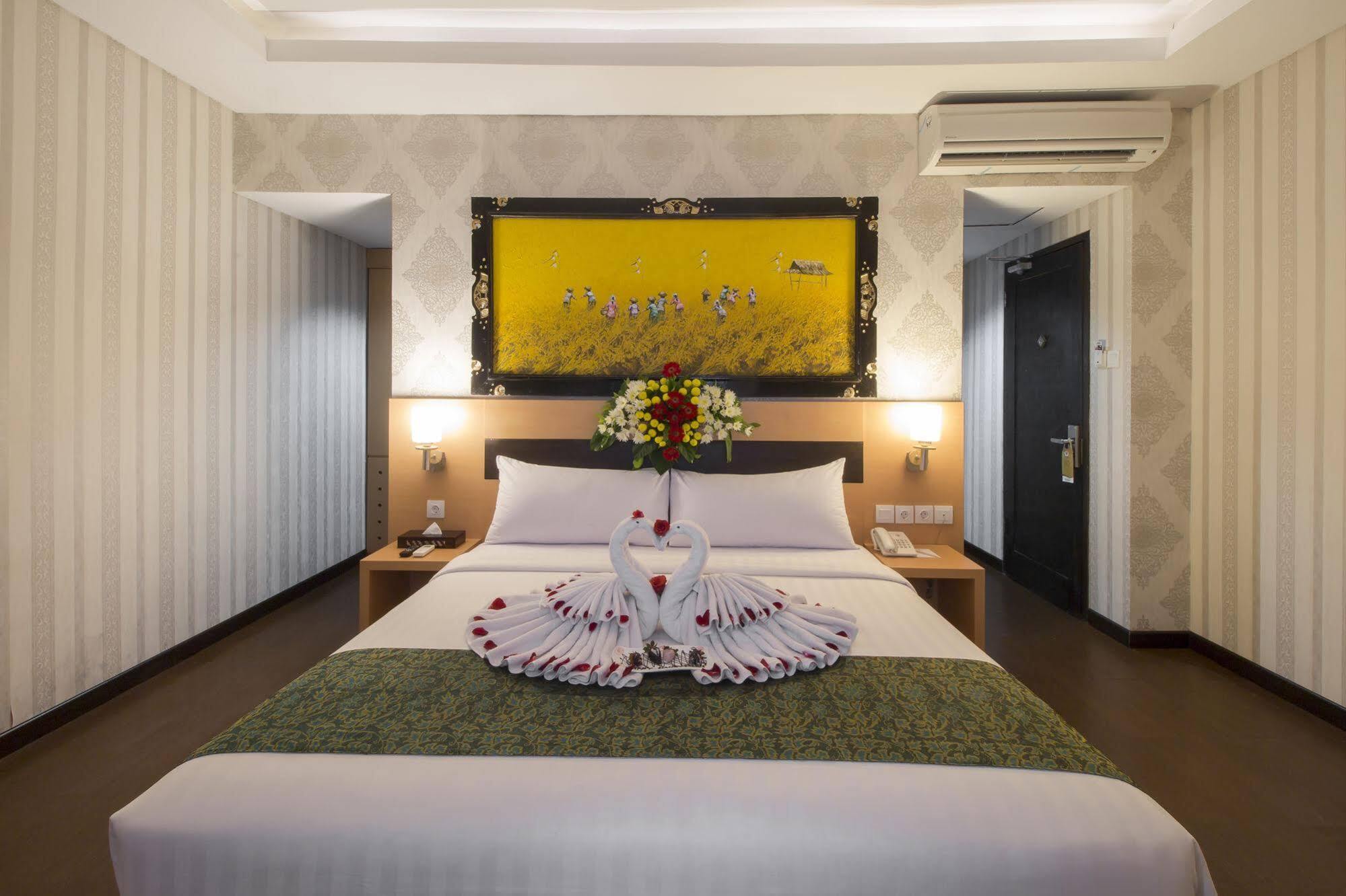 Grand Puri Saron Hotel Malioboro Джокьякарта Экстерьер фото