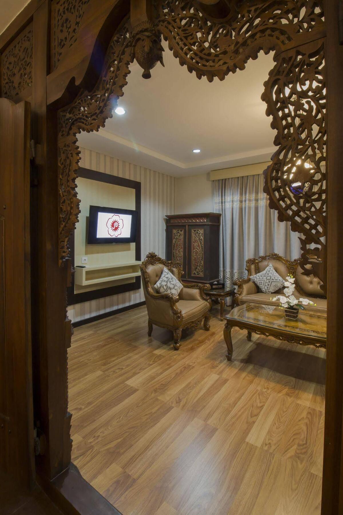 Grand Puri Saron Hotel Malioboro Джокьякарта Экстерьер фото