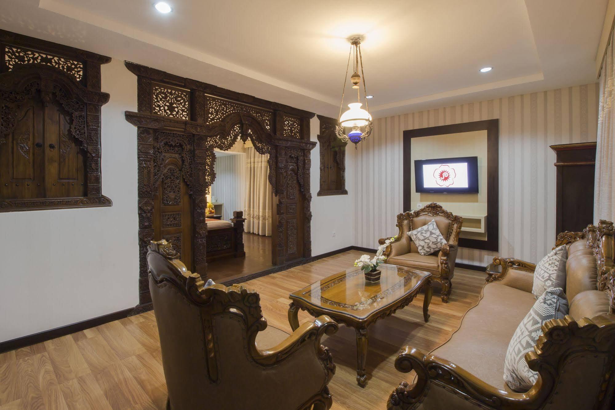 Grand Puri Saron Hotel Malioboro Джокьякарта Экстерьер фото