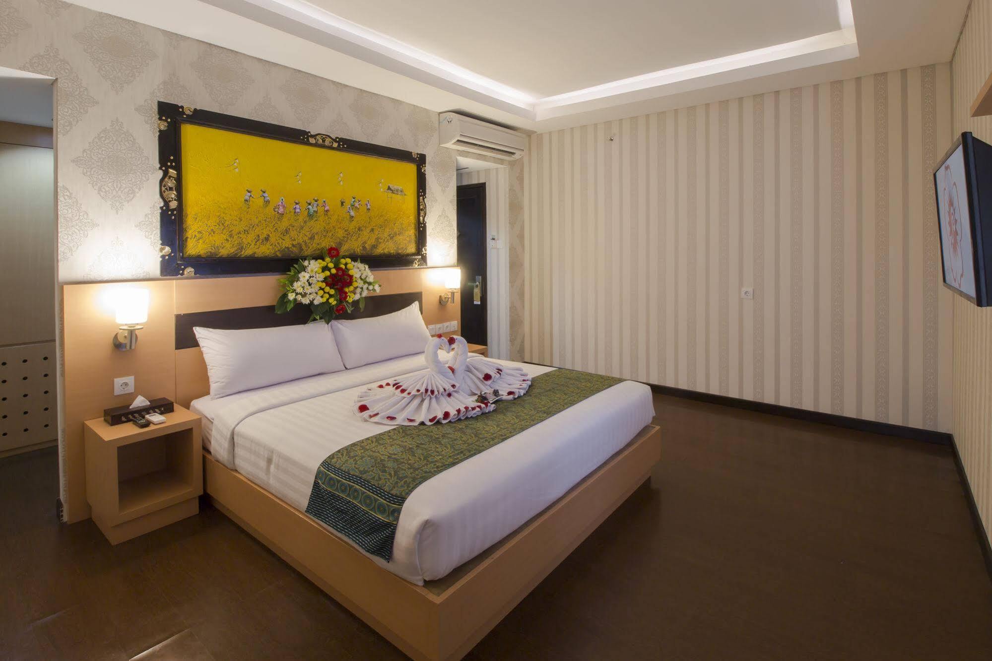 Grand Puri Saron Hotel Malioboro Джокьякарта Экстерьер фото