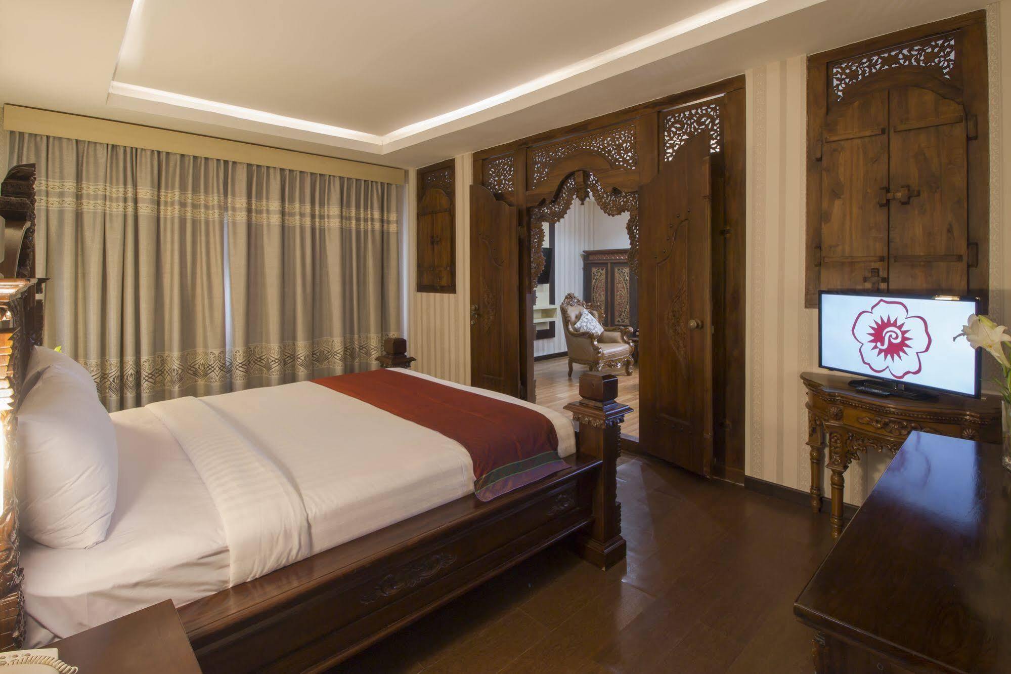 Grand Puri Saron Hotel Malioboro Джокьякарта Экстерьер фото