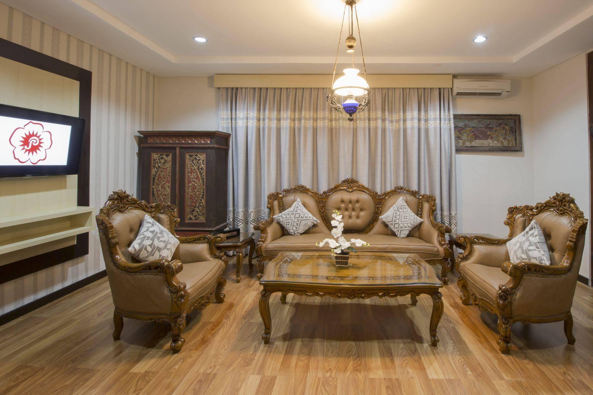 Grand Puri Saron Hotel Malioboro Джокьякарта Экстерьер фото