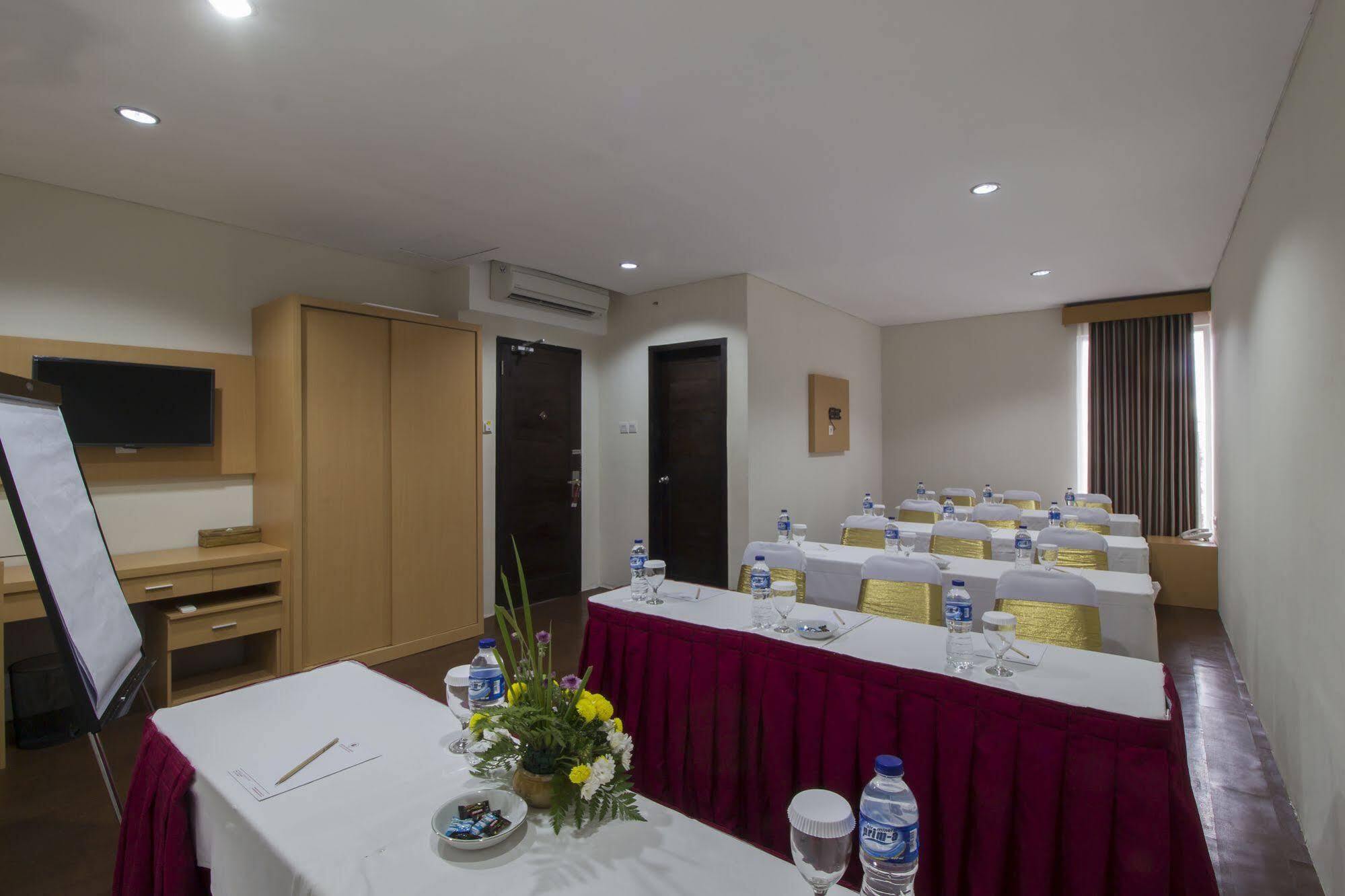 Grand Puri Saron Hotel Malioboro Джокьякарта Экстерьер фото